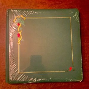 NWOT Creative Memories Green with Holly Scrapbook, fits 12 x 12 pages.